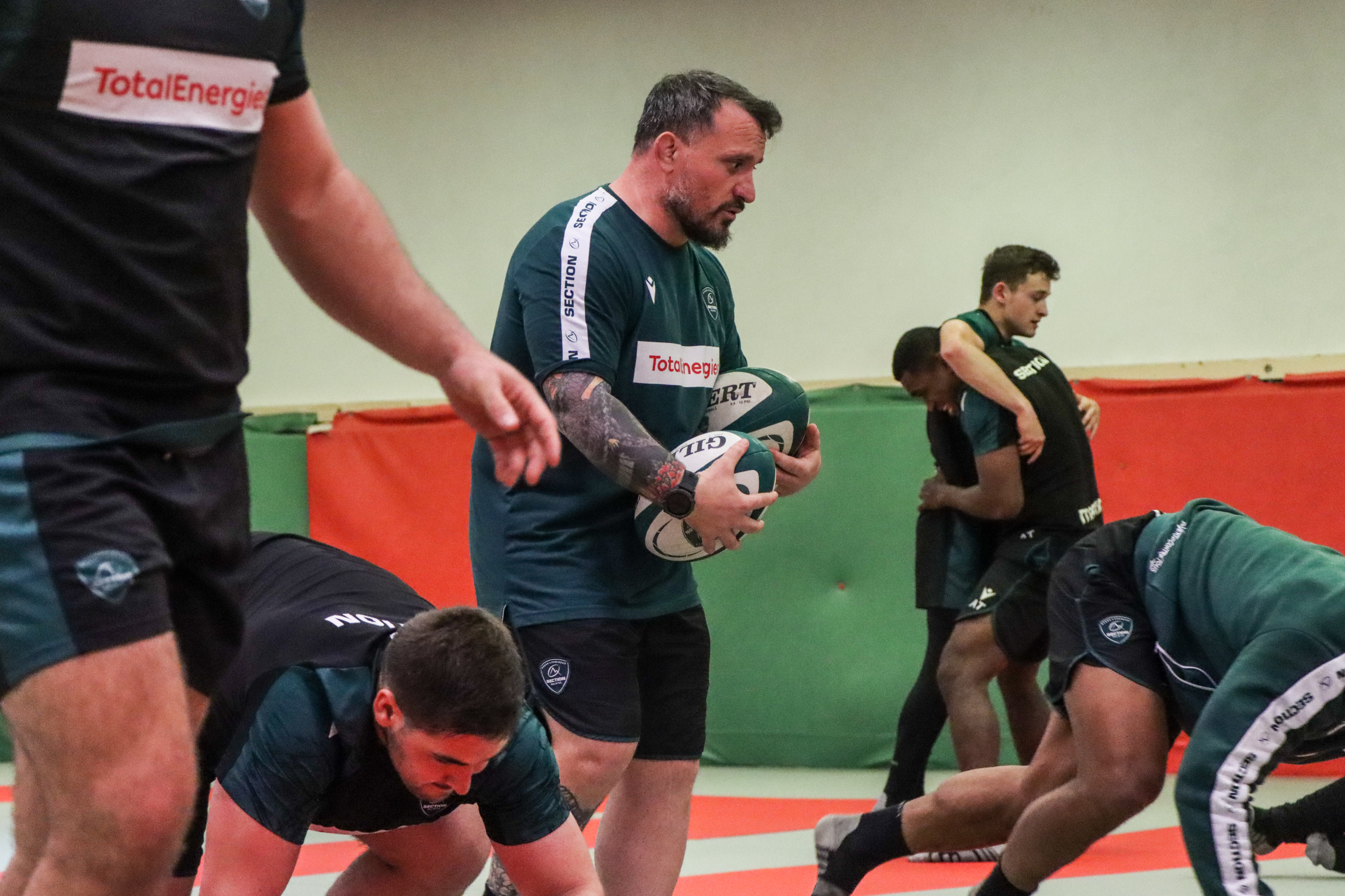 LES JOUEURS DU RUGBY PRO DE LA SECTION PALOISE au DOJO RUE DE LAUSSAT.