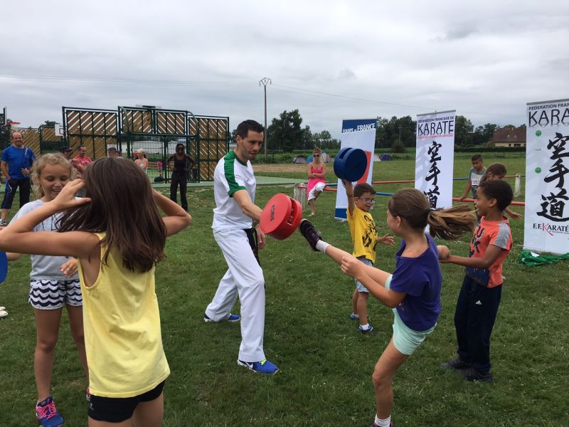 Juin 2017 - Fêtes de Thèze - Section Paloise de Karaté présente pour initiation KARATE avec Dimitri DENIAU